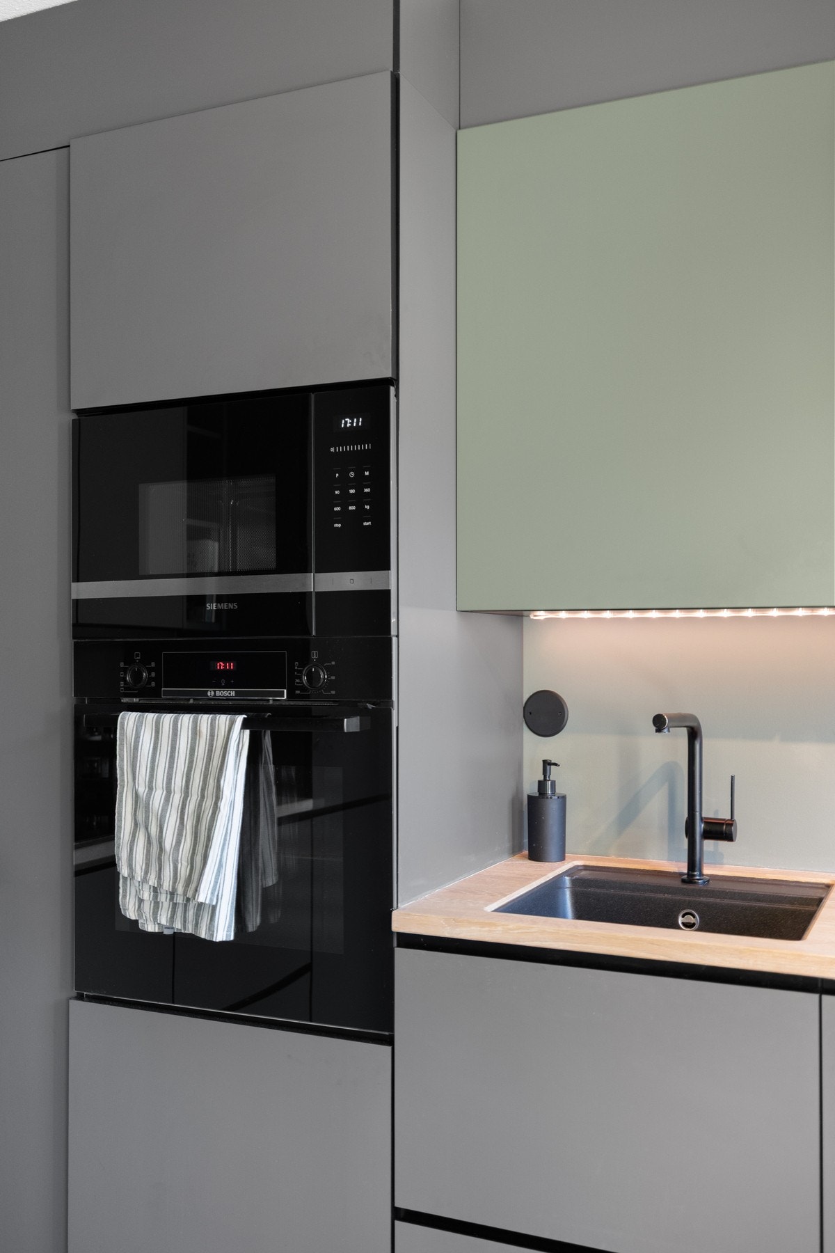 Integrerte hvitevarer med oppvaskmaskin, komfyr, mikrobølgeovn, platetopp og kjøl-frys. Galleribilde