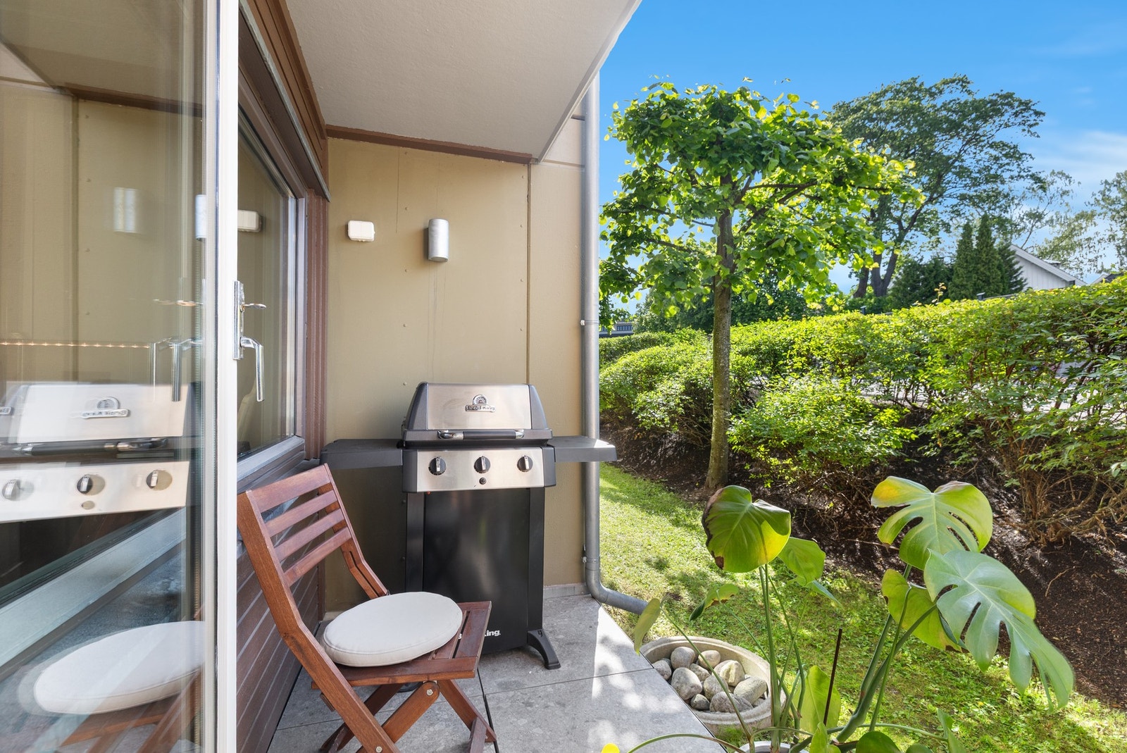 Det er god plass til sittegruppe og grill. Galleribilde