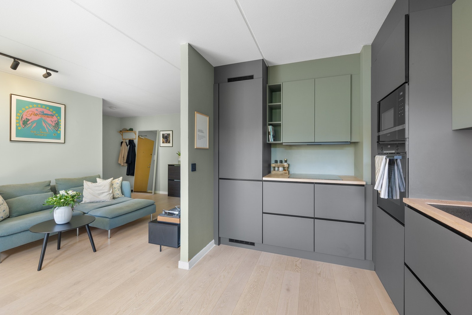 Moderne kjøkken med gjennomtenkt fargevalg og funksjonell utforming. Galleribilde