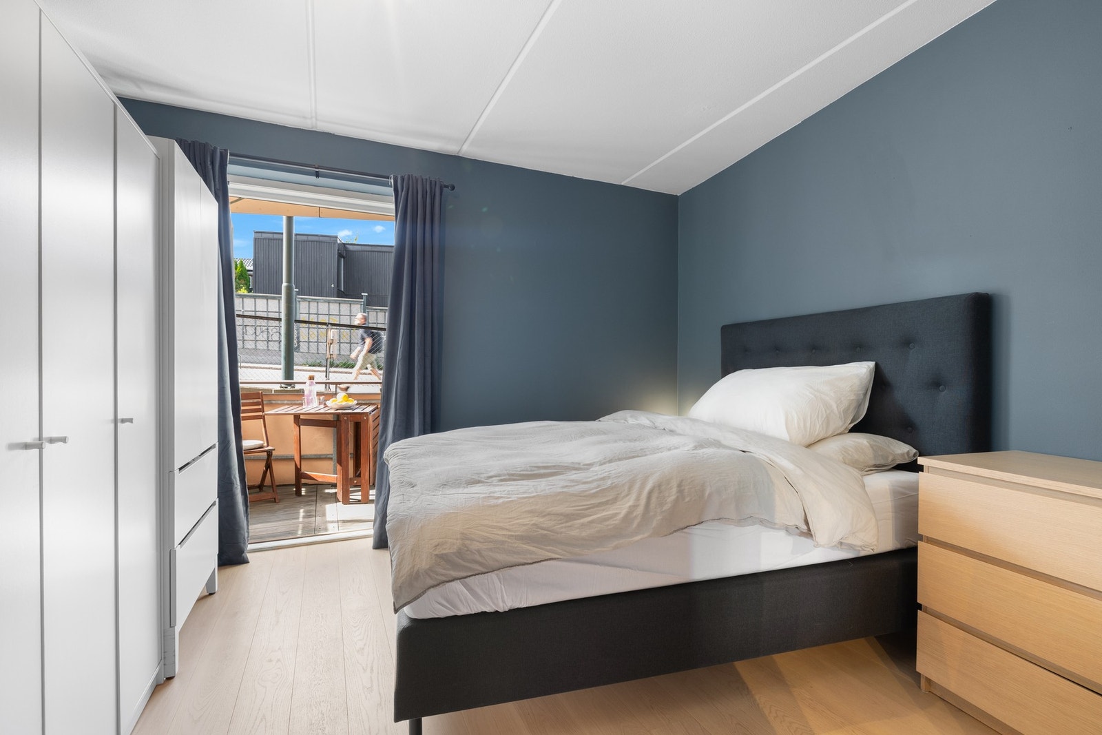 Her er det god plass til dobbeltseng, nattbord, kommode og annet ønsket møblement. Galleribilde