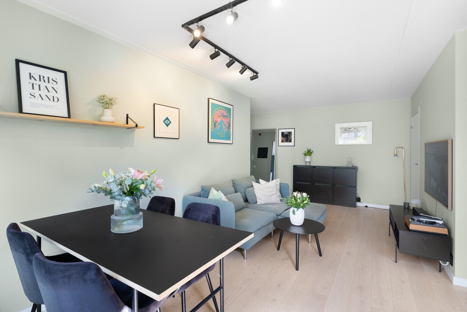 Det er lagt ny enstavs parkett i alle rom i 2022. Alle vegger er sparklet og malt i 2022, og det er lagt nytt listverk mellom vegg og gulv. Galleribilde