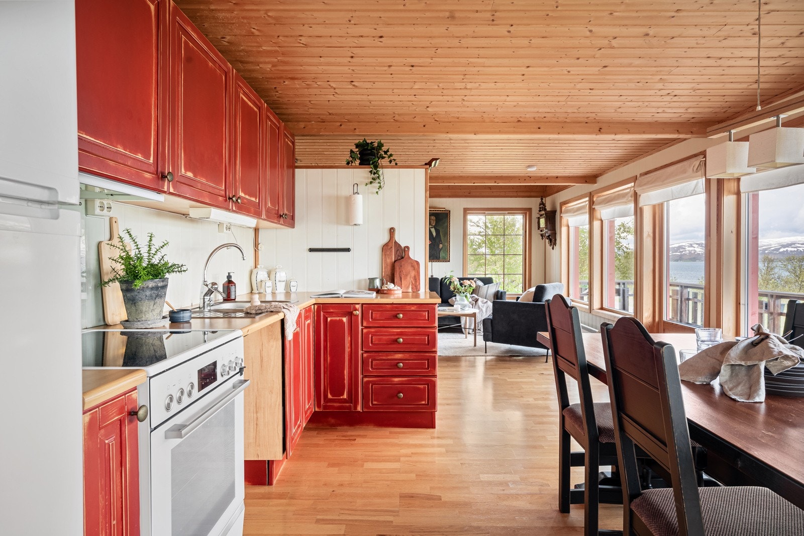 Gode arbeidsforhold på kjøkkenet. Utsikten kan nytes også her. Galleribilde