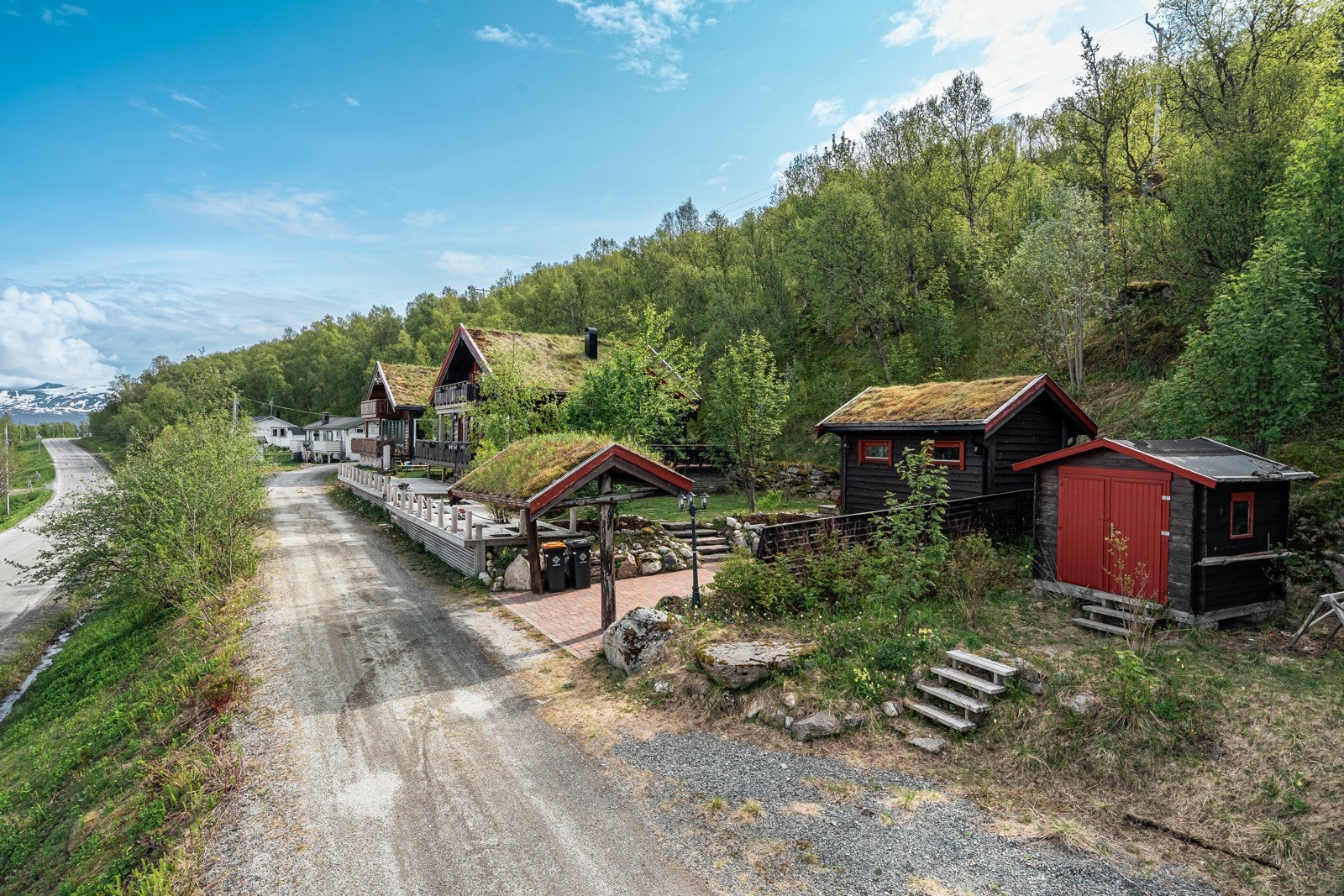 Eiendommen byr fritidsbolighus, anneks, utebod og en pent opparbeidet hage med plen og beplantning. Galleribilde