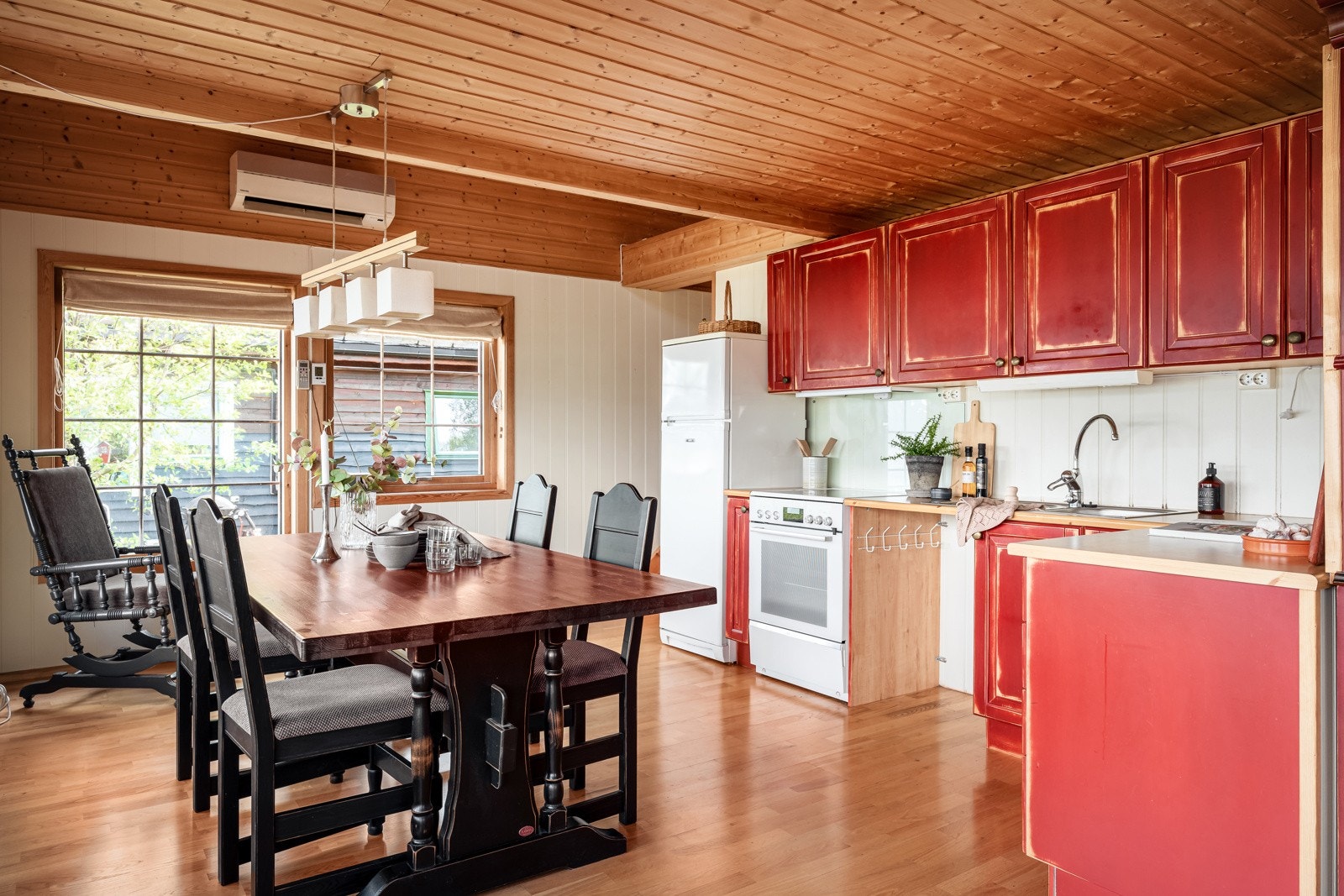 Kjøkkenet byr på rikelig med skap- og benkeplass. Galleribilde