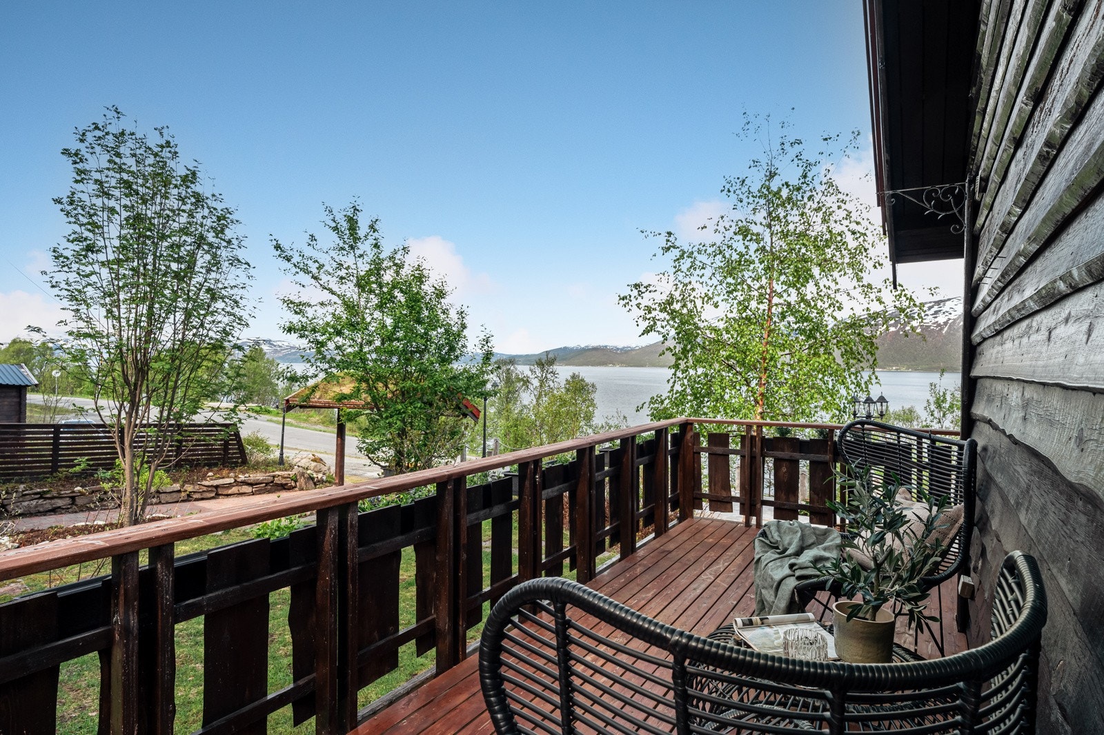 Strålende solforhold og god plass for utemøbler. Galleribilde