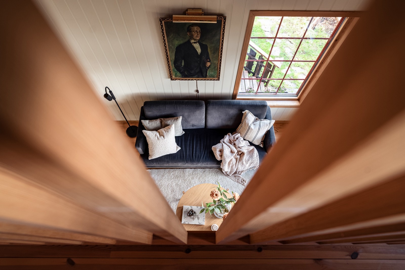 Åpent ned til stuen. Boligen er utformet slik at luft og lys slipper til. Galleribilde