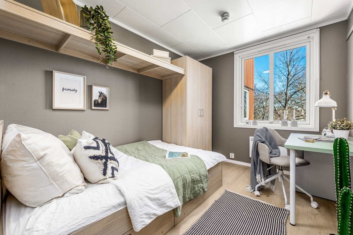 Rommet er møblert med seng, pult og stol. Galleribilde