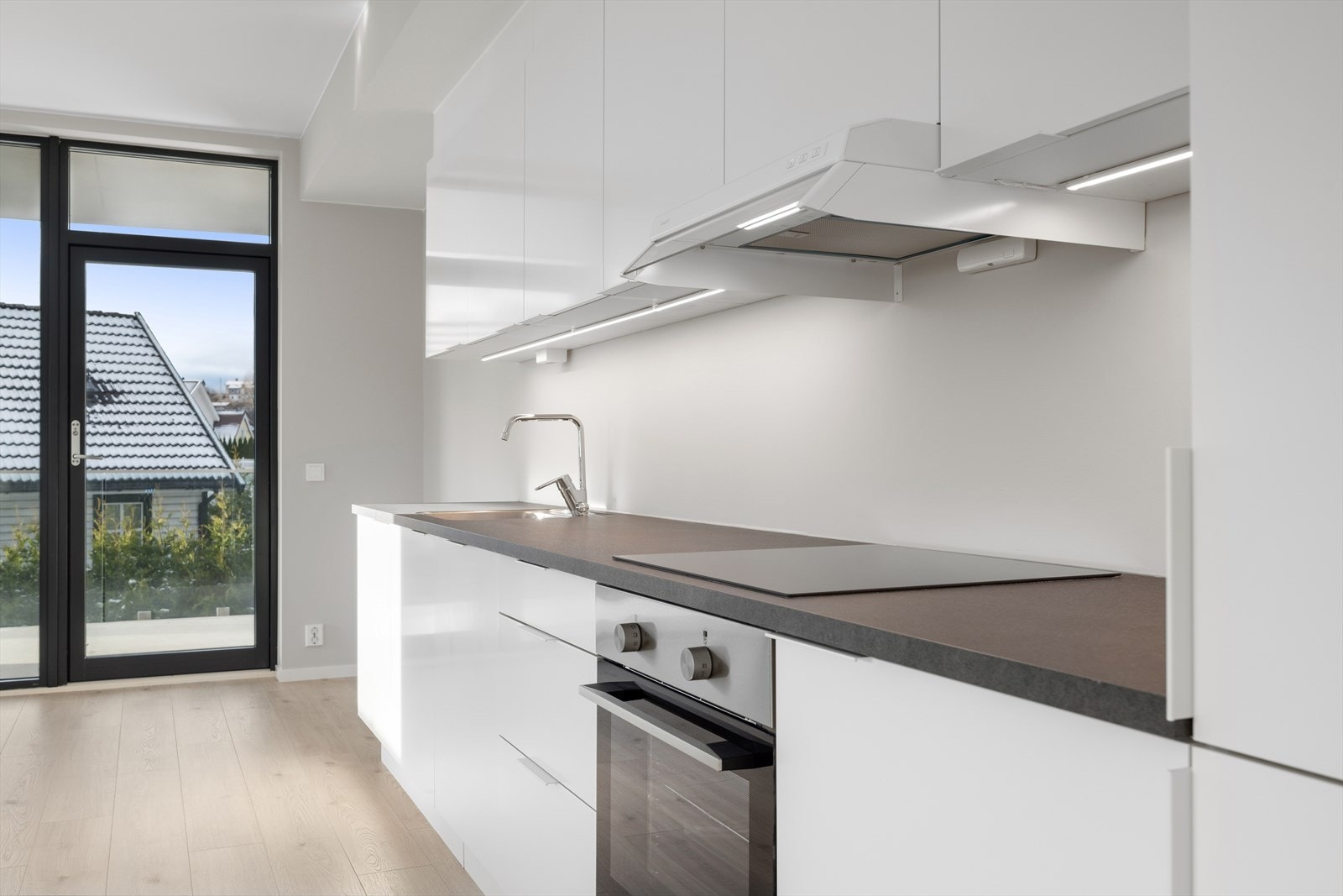 Kjøkken har integrerte hvitevarer som oppvaskmaskin, komfyr, platetopp, kjøleskap/fryser. Galleribilde