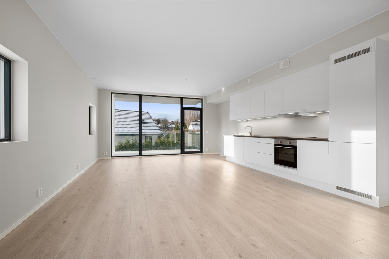 Leiligheten har praktisk stue og kjøkken i åpen løsning. Fra stue er det utgang til balkong. Galleribilde