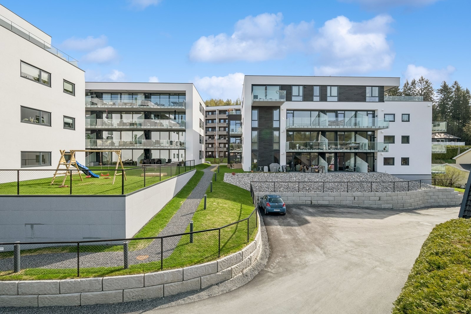 Til blokkene er det fine uteplasser for både store og små. Galleribilde