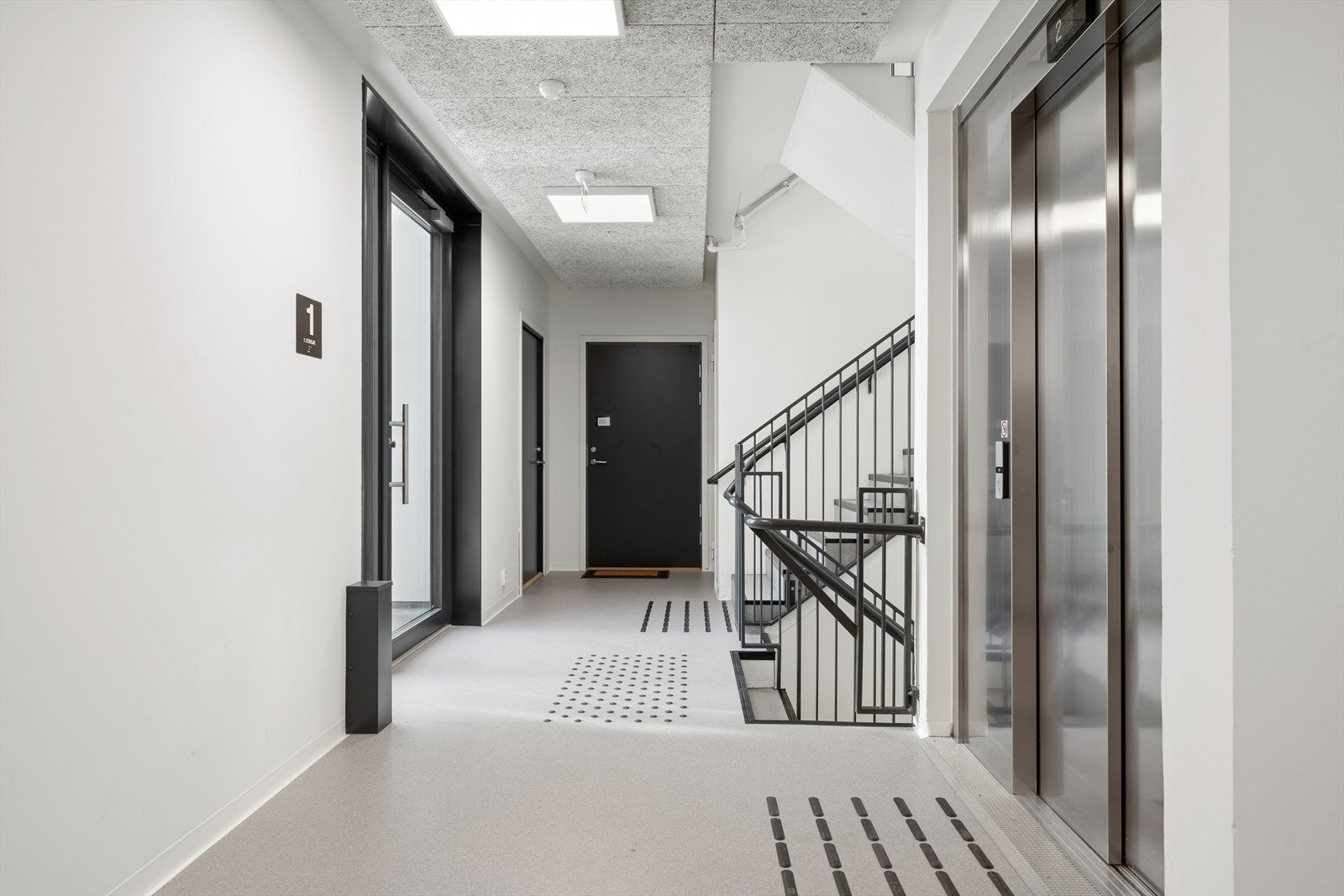 Enkel adkomst til leiligheten, og kort vei bort til heis som går bl.a. ned til parkeringskjeller. Galleribilde