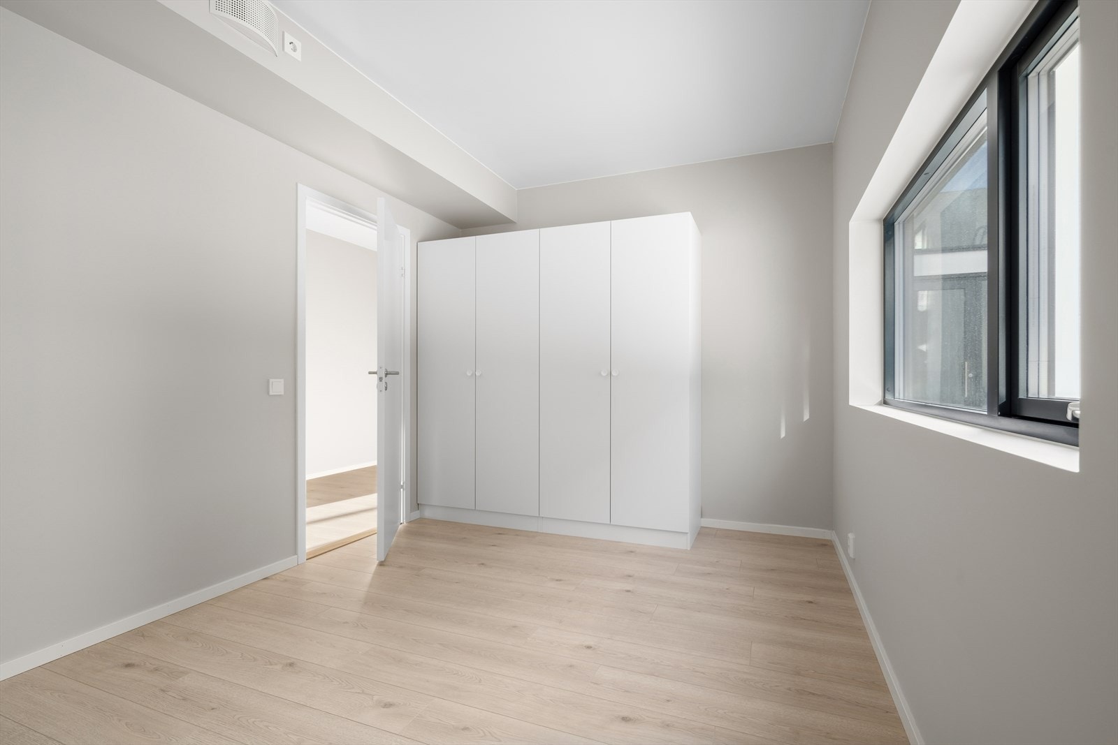 Hovedsoverom med godt med klesskap. Galleribilde