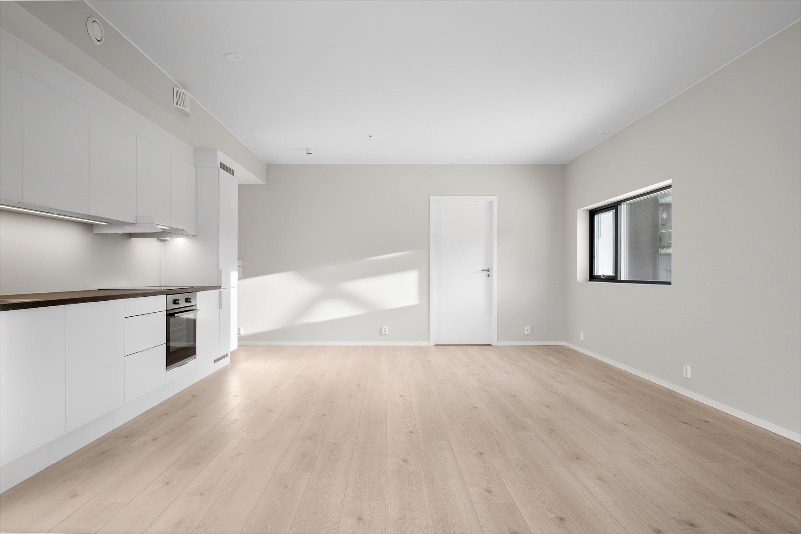 Stue og kjøkken i åpen løsning. Galleribilde