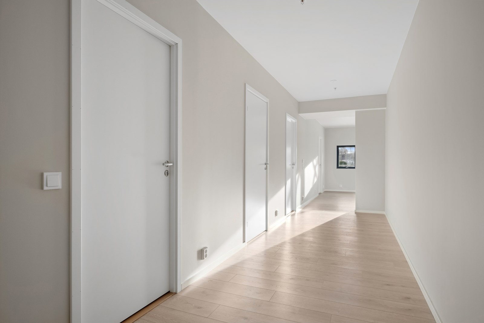 Gang mot stue med adkomst til eget vaskerom, bad/wc og 2 soverom. Galleribilde