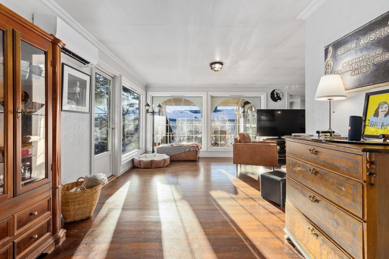 Det er godt med naturlig belysning inn i stuen. Varmepumpe i stuen Galleribilde