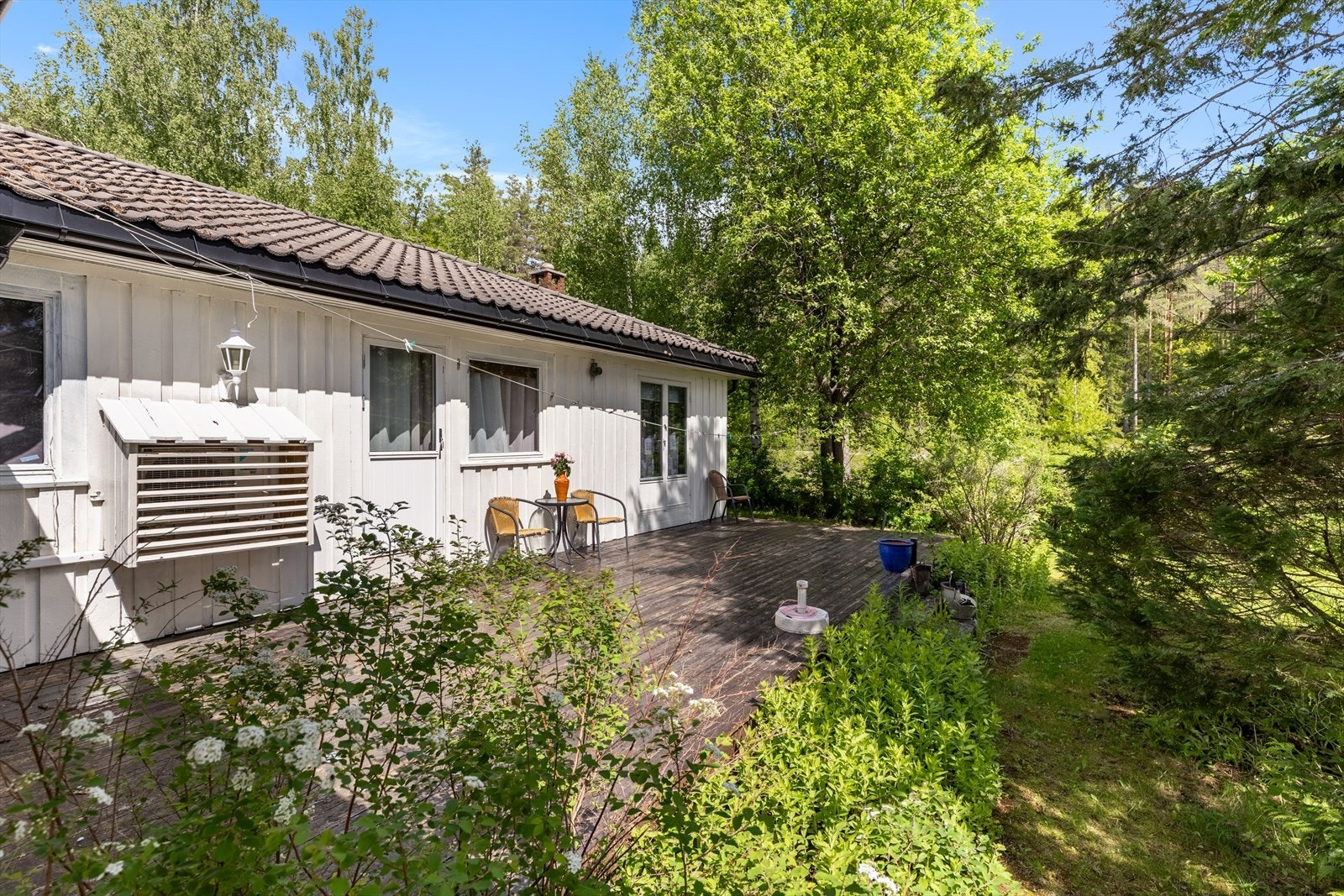 Terrasse rundt flere sider av boligen Galleribilde