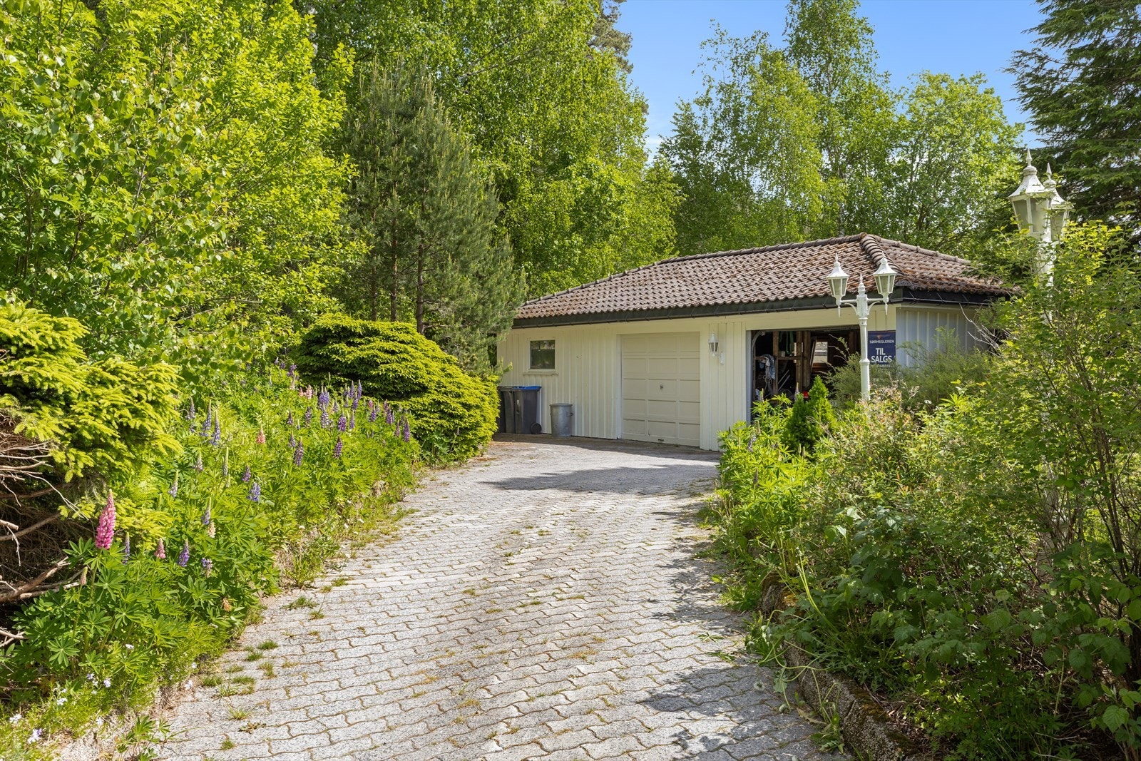 Romslig garasje med belegningstein i front Galleribilde