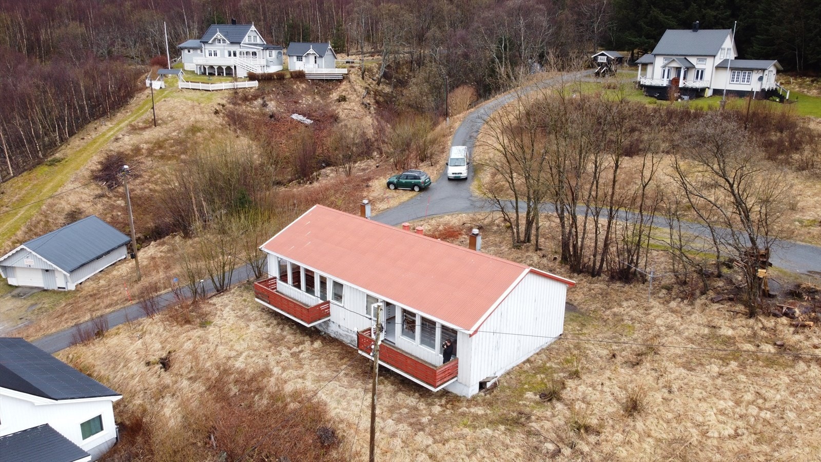 Sakrianneplassen
Et populært turmål for den lokale befolkningen er Sakrianne-plassen, som ligger i et flatt område midt mellom de bratte fjellene overfor Kvina, her følger du bare veien/ skogsveien rett ovenfor boligene. Galleribilde