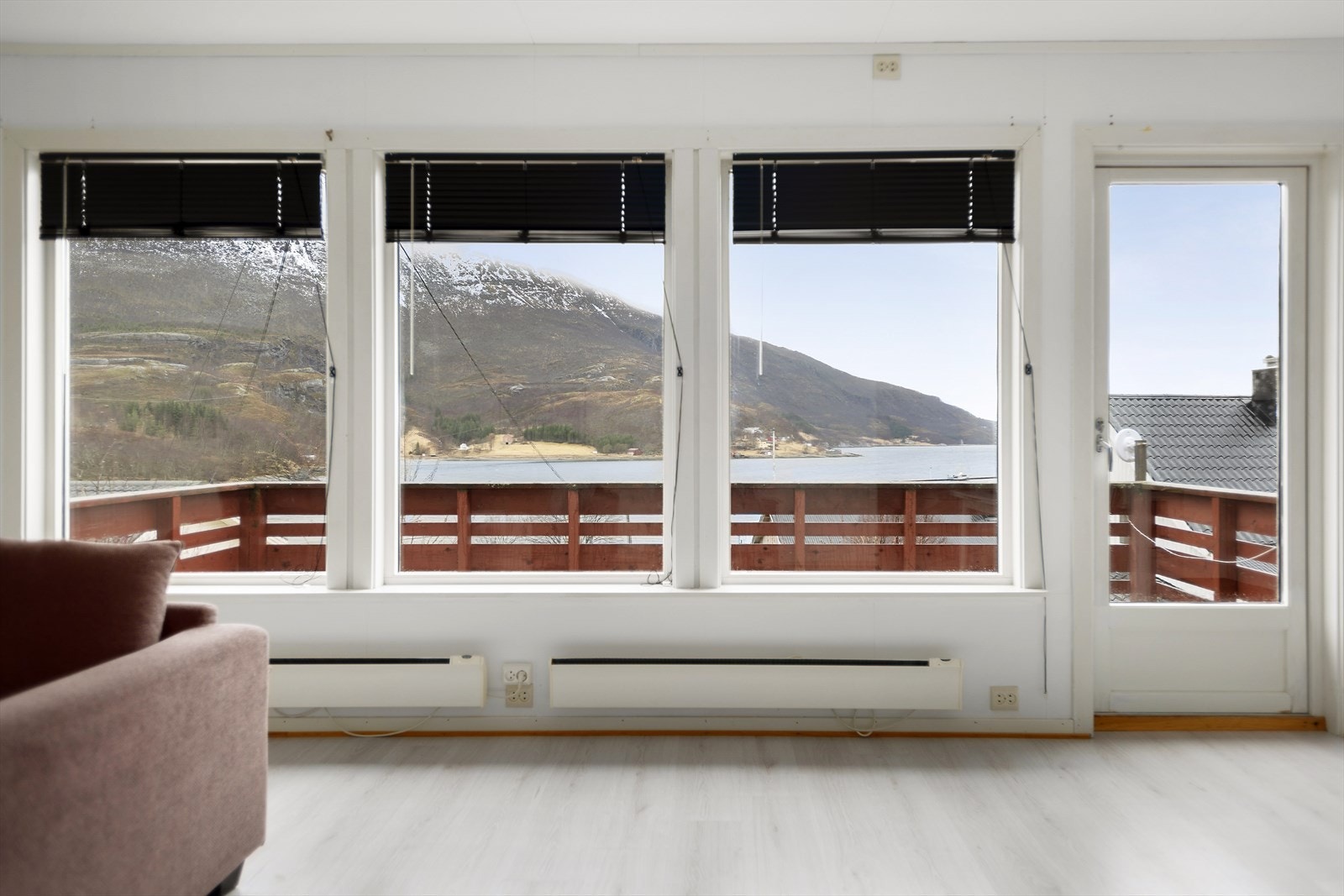 Stue med mye lysinnsplipp. Galleribilde