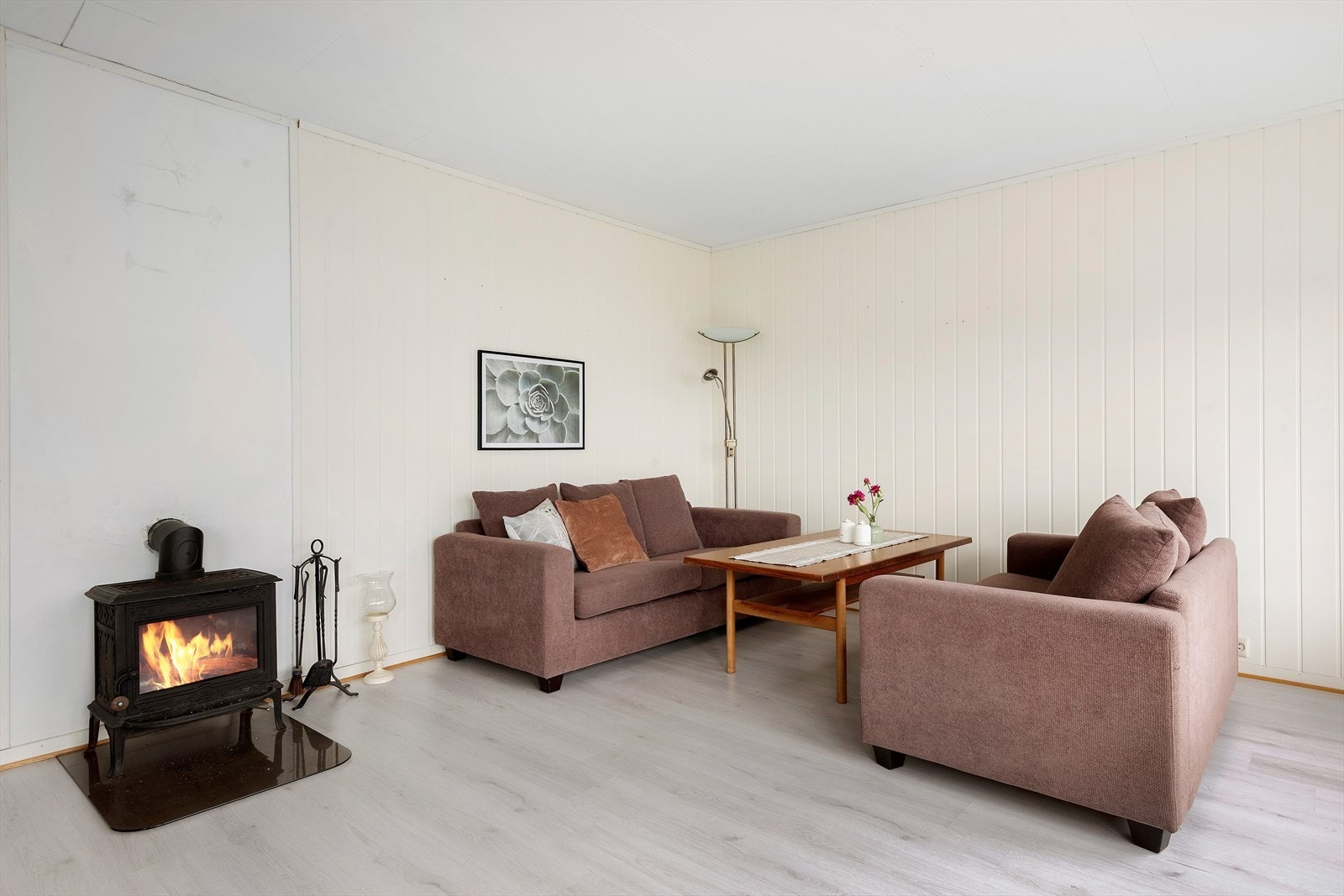 Hver av stuene har vedovn for komfort og hygge i den kalde årstiden. Galleribilde