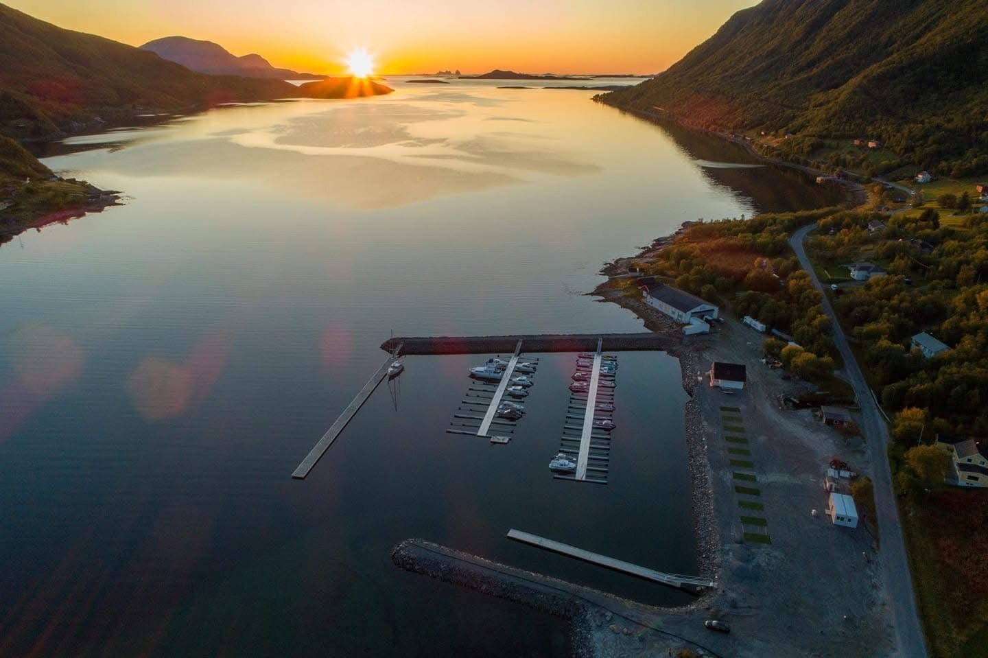 Her er etablert stor båthavn, her er det ledige båtplasser å få kjøpt om ønskelig. Med båtutsett og servicehus samt egen bobilparkering. Galleribilde