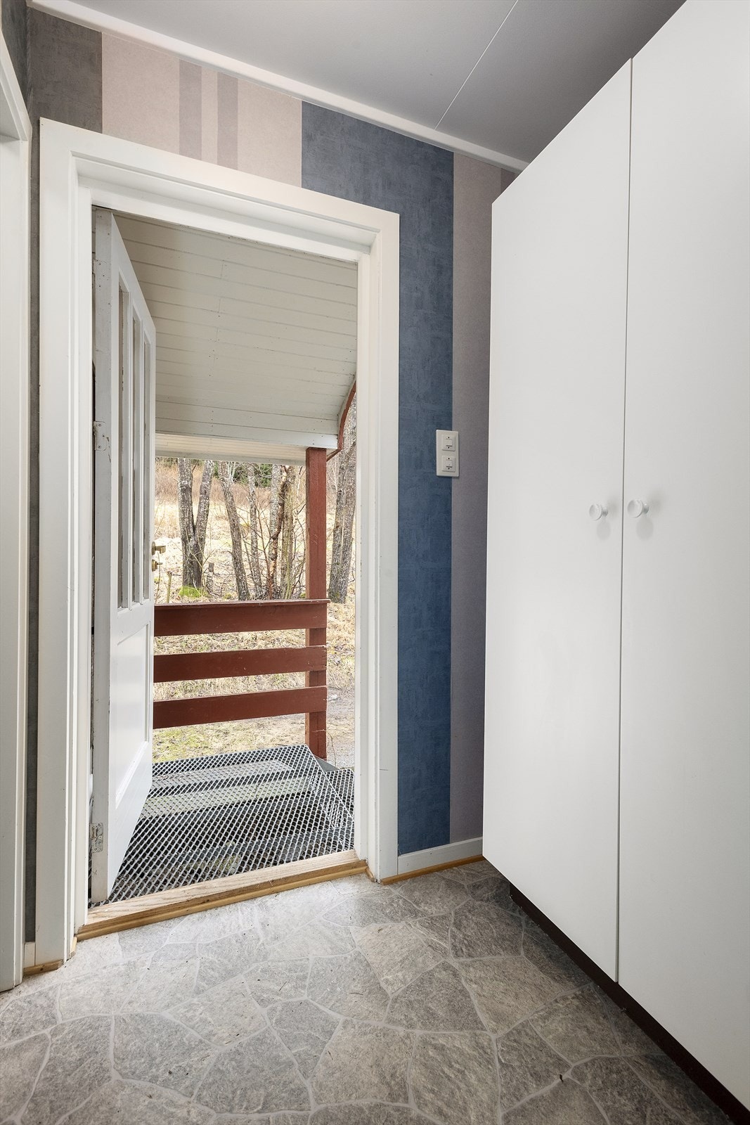 Vindfang mot utgang. Innvendig bod og utebod. Galleribilde