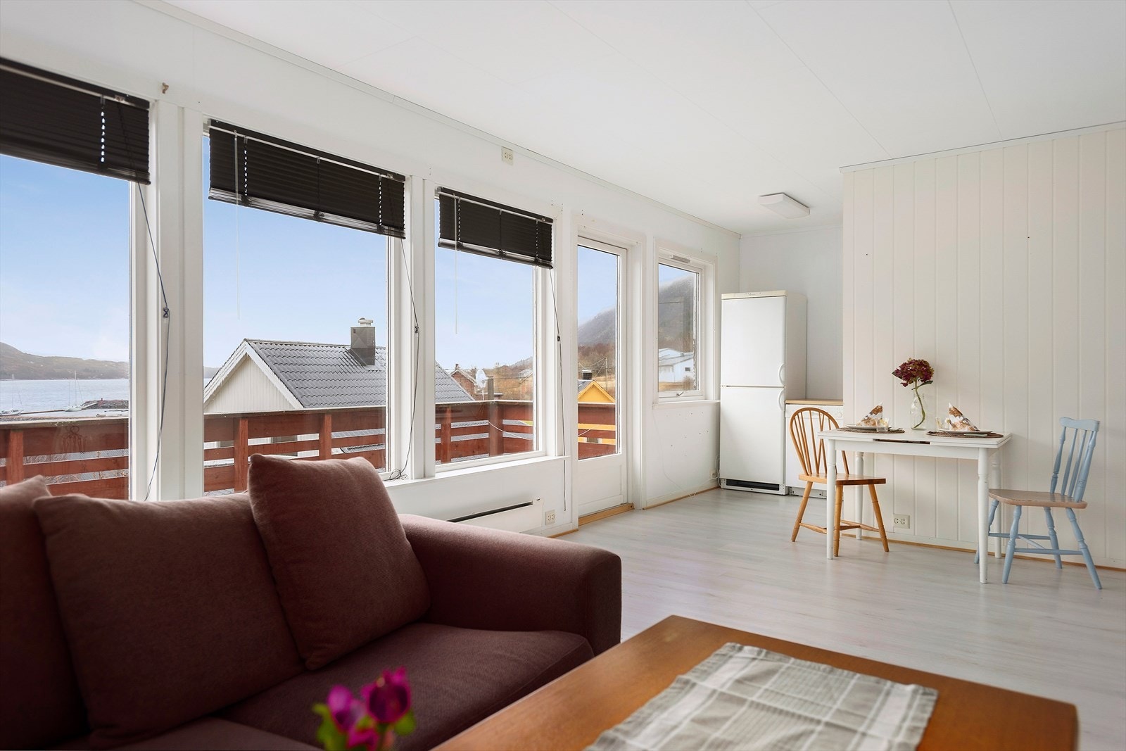 Relativt romslig stue med kjøkken. Her er det bra lysinnslipp fra vinduene. Galleribilde