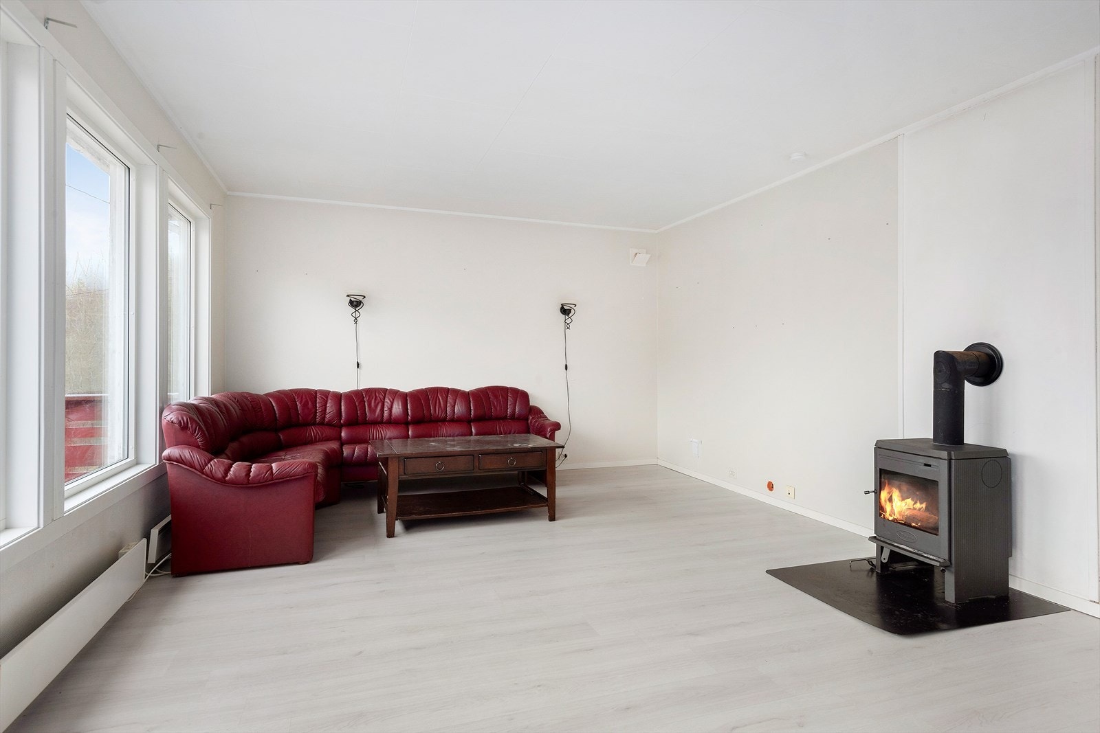 Begge stuene er utstyrt med vedovner. Galleribilde