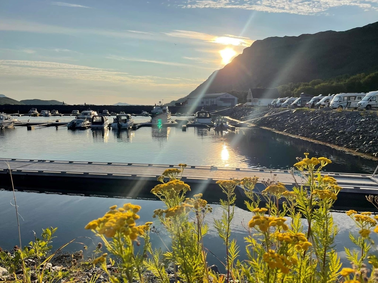 Stedet er omringet av øysamfunn og fiskevær og ligger lunt til på ei halvøy på en "liten avstikker" fra kystriksvegen (Fv.17) mellom Nesna/ Stokkvågen og Bodø. Her har du den koselige nærbutikken Joker og småbåthamn som nylig er bygd. Galleribilde
