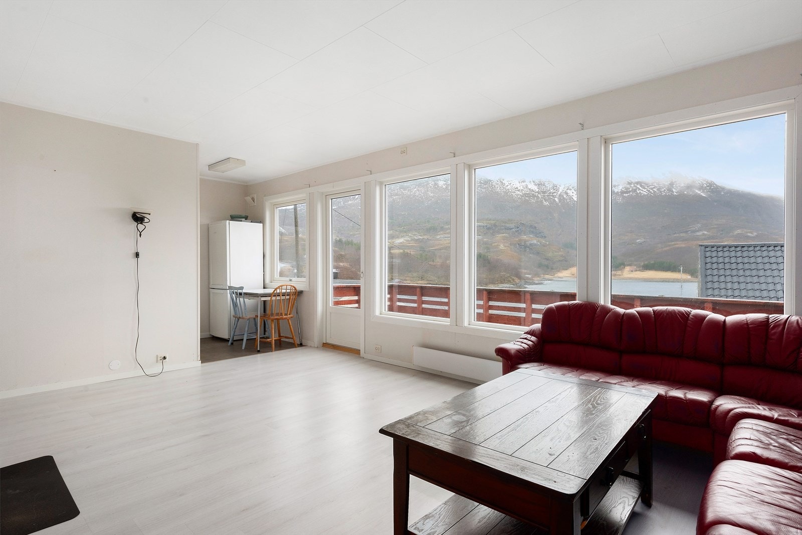 Stue med inngang til kjøkken, som også er plassert i front av bygget. Galleribilde