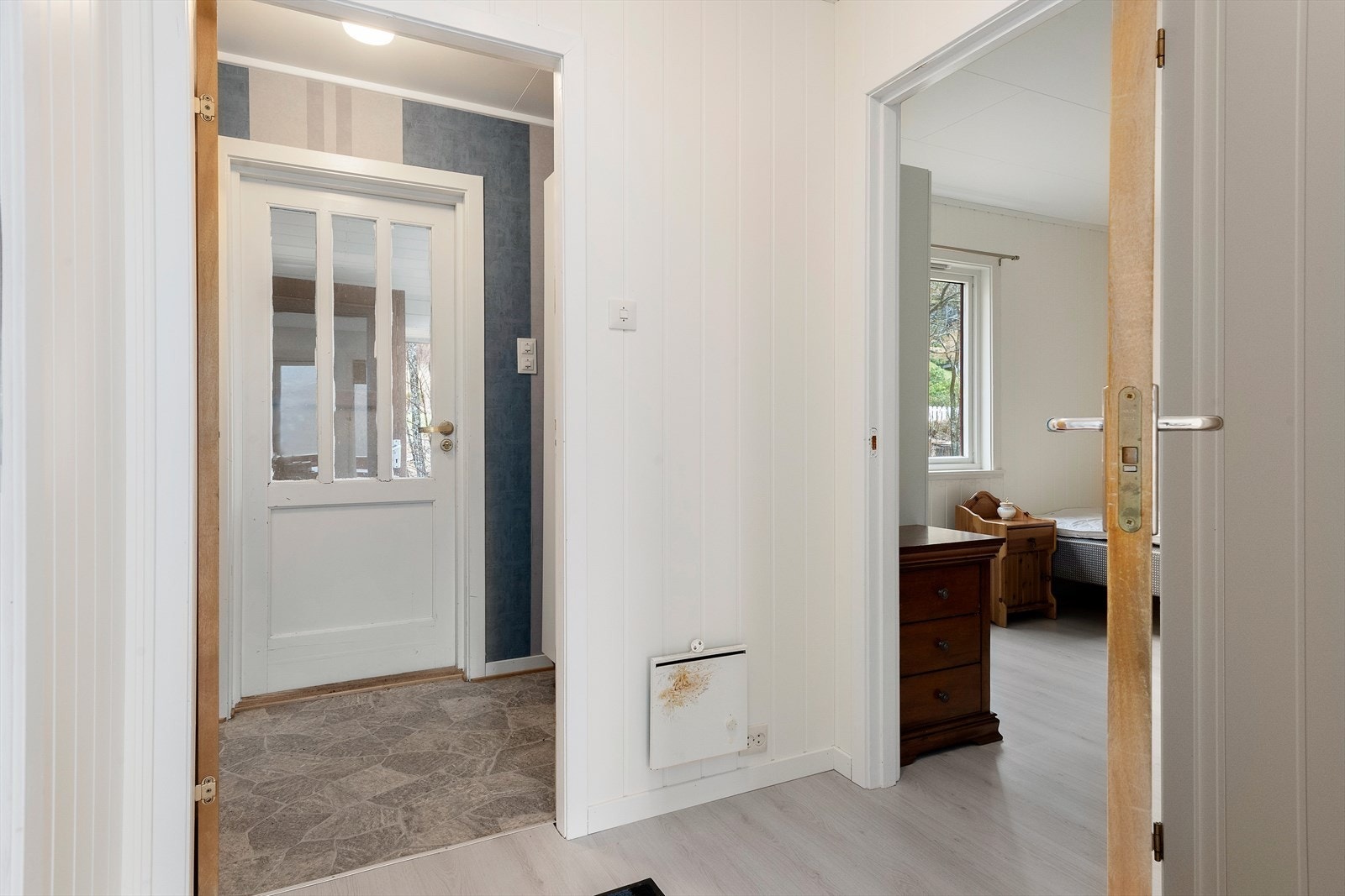 Gang mot vindfang og soverom. Galleribilde