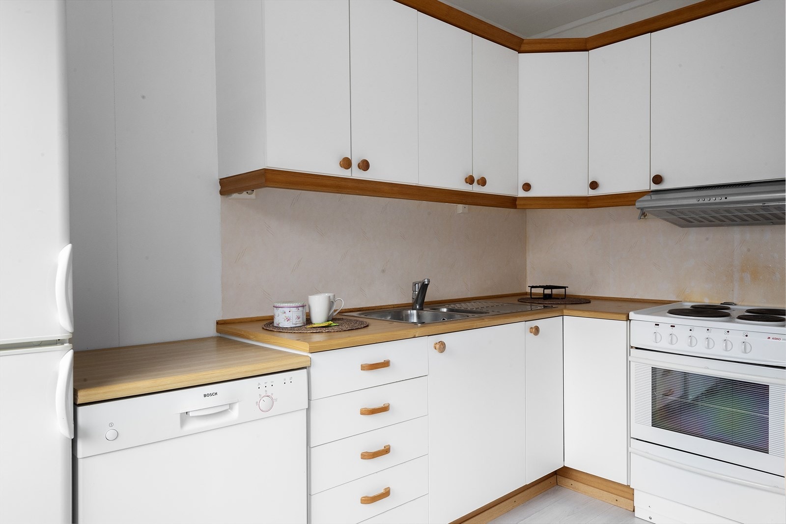 Kjøkkenet innredning i laminat og trelister/knotter - trolig fra tidlig 90-tall. Galleribilde