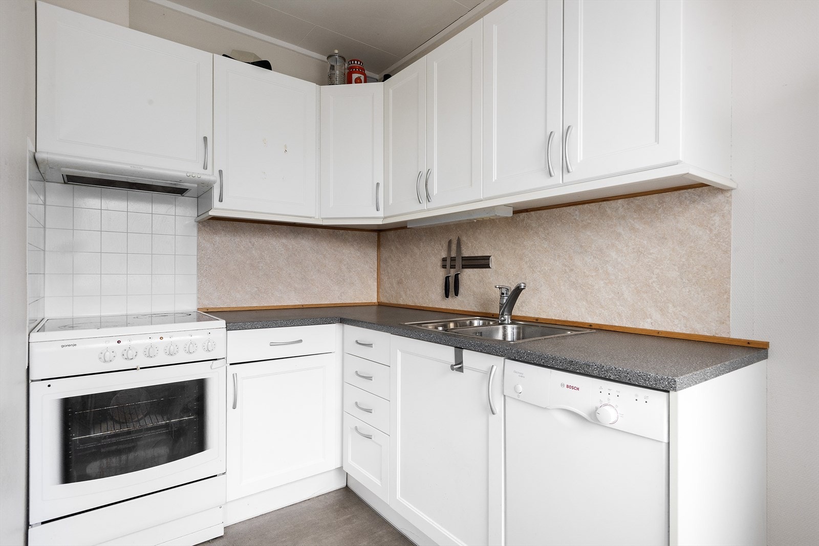 Dette kjøkkenet har profilerte fronter. Hvitevarer medfølger på begge kjøkken. Galleribilde