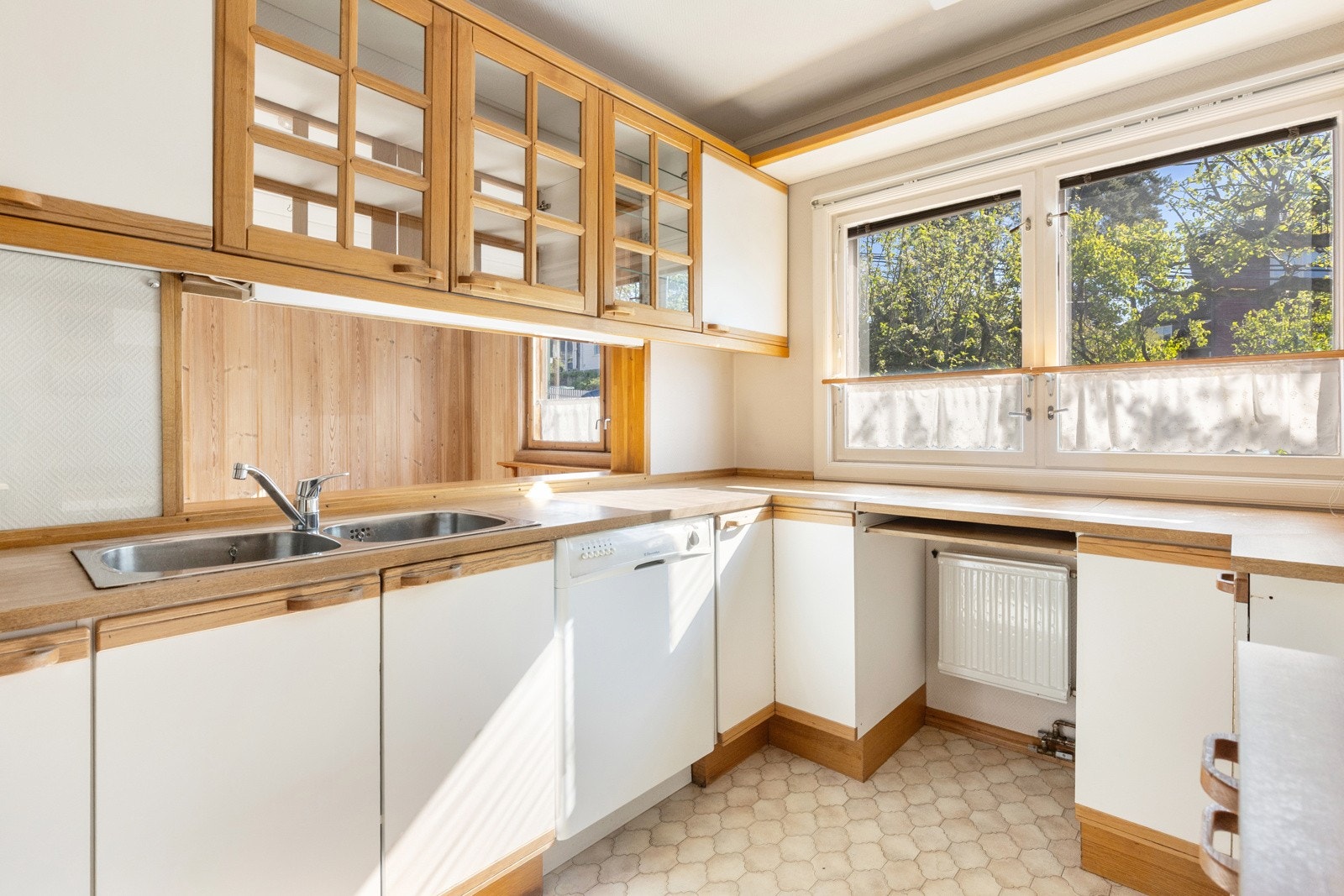 Eldre kjøkkeninnredning med adkomst fra spisestue/stue og gang - Egen kjøkkeninngang. Galleribilde