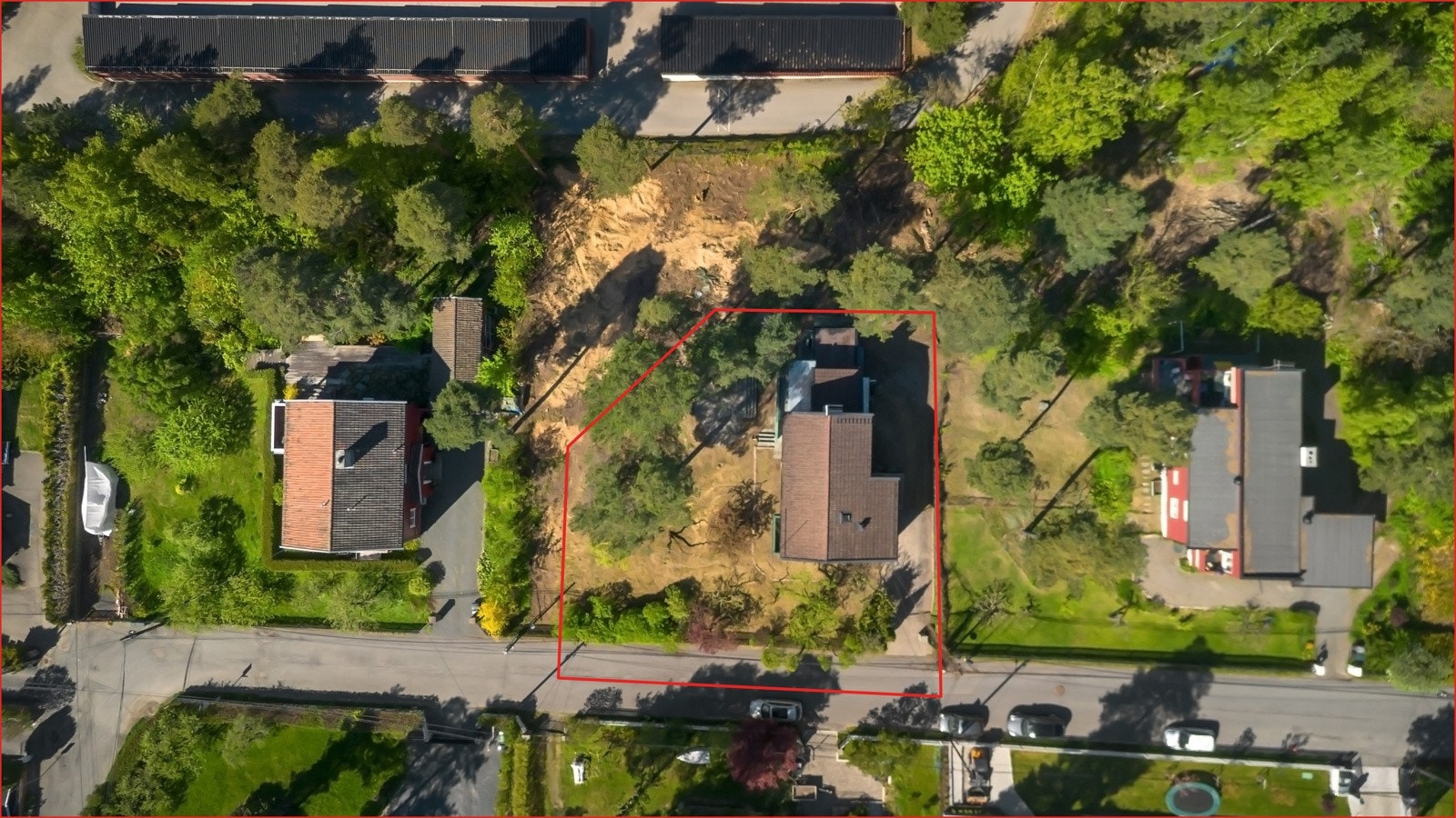 Oversikt over tomt - Tegnet linje er omtrentlig, se vedlagt tomtekart i vedlegget til salgsoppgaven. Galleribilde