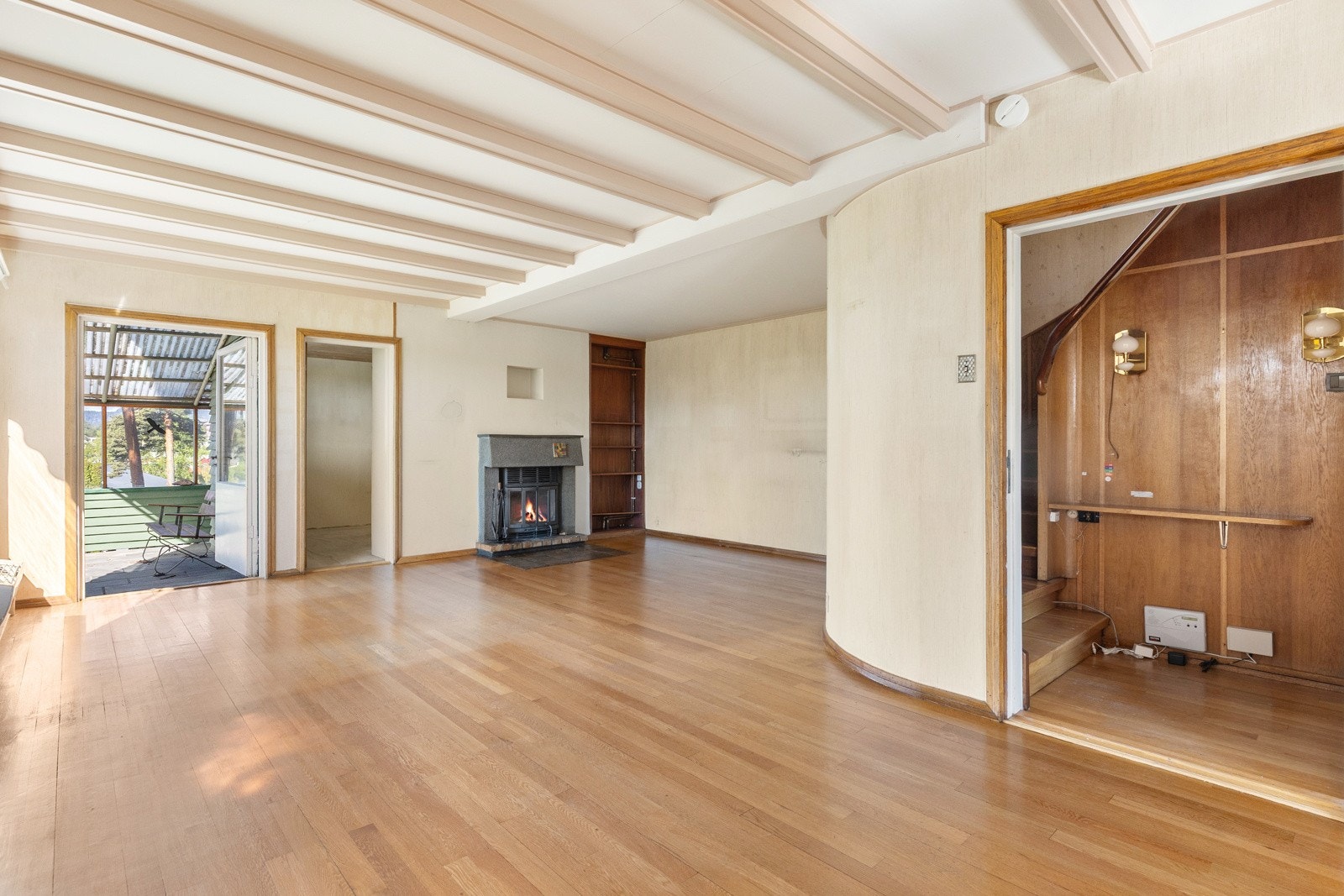 Generøs stue/spisestue med store vindusflater for rikelig med naturlig lysinnslipp - Takhøyde i stue målt til ca. 2,47 meter. Galleribilde