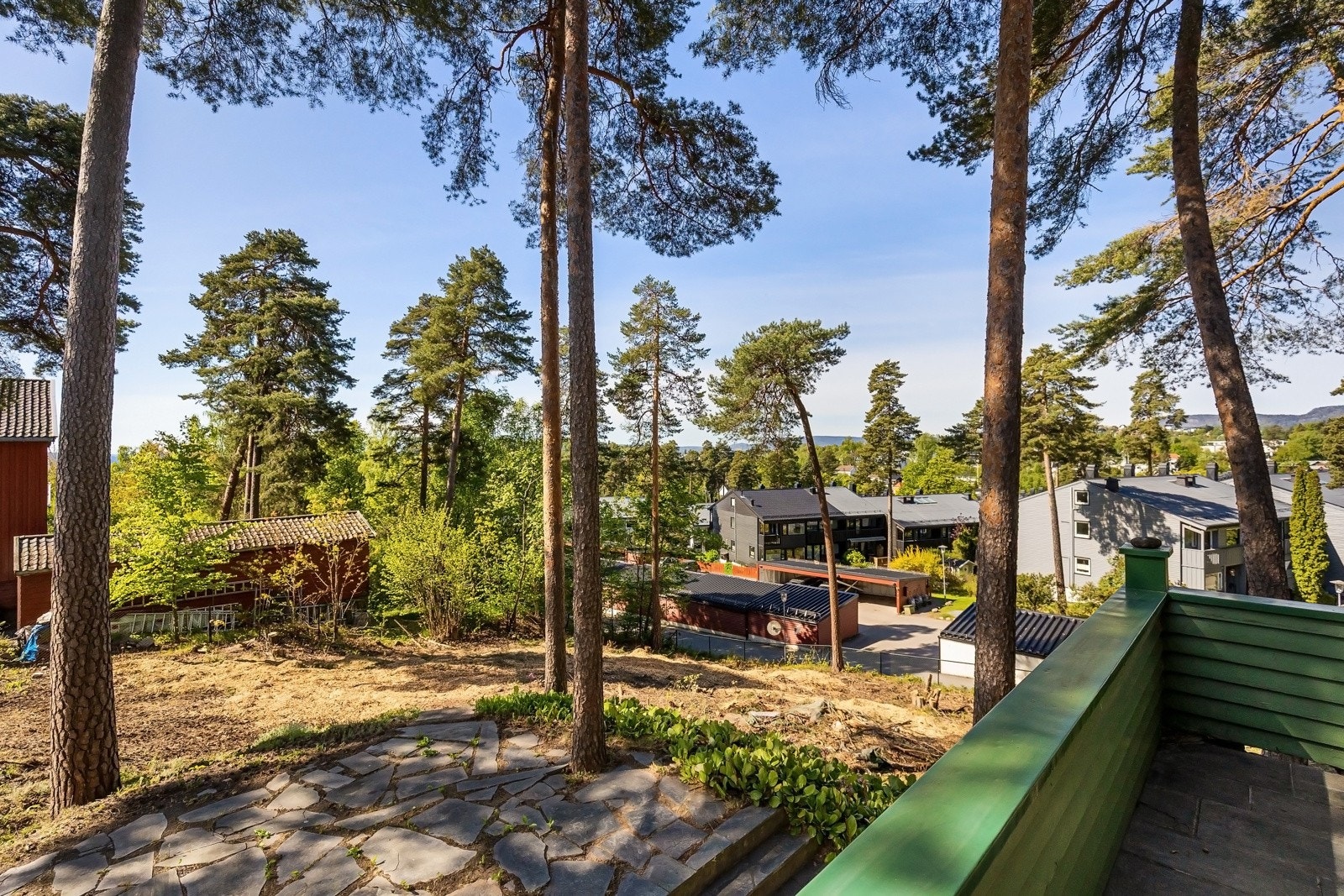Terrasse på ca. 11 m² med adkomst fra stue og hage. Galleribilde
