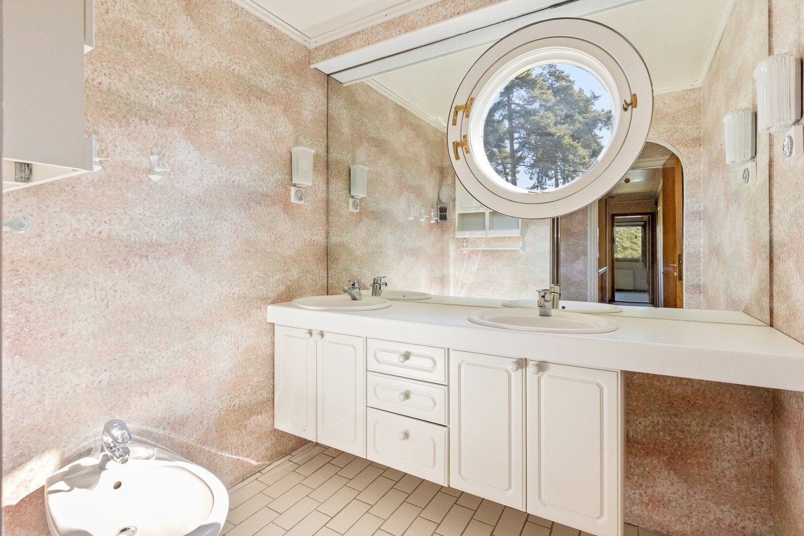 Baderom beliggende i 2. etasje - Våtrommet må oppgraderes for å tåle normal bruk etter dagens krav. Galleribilde