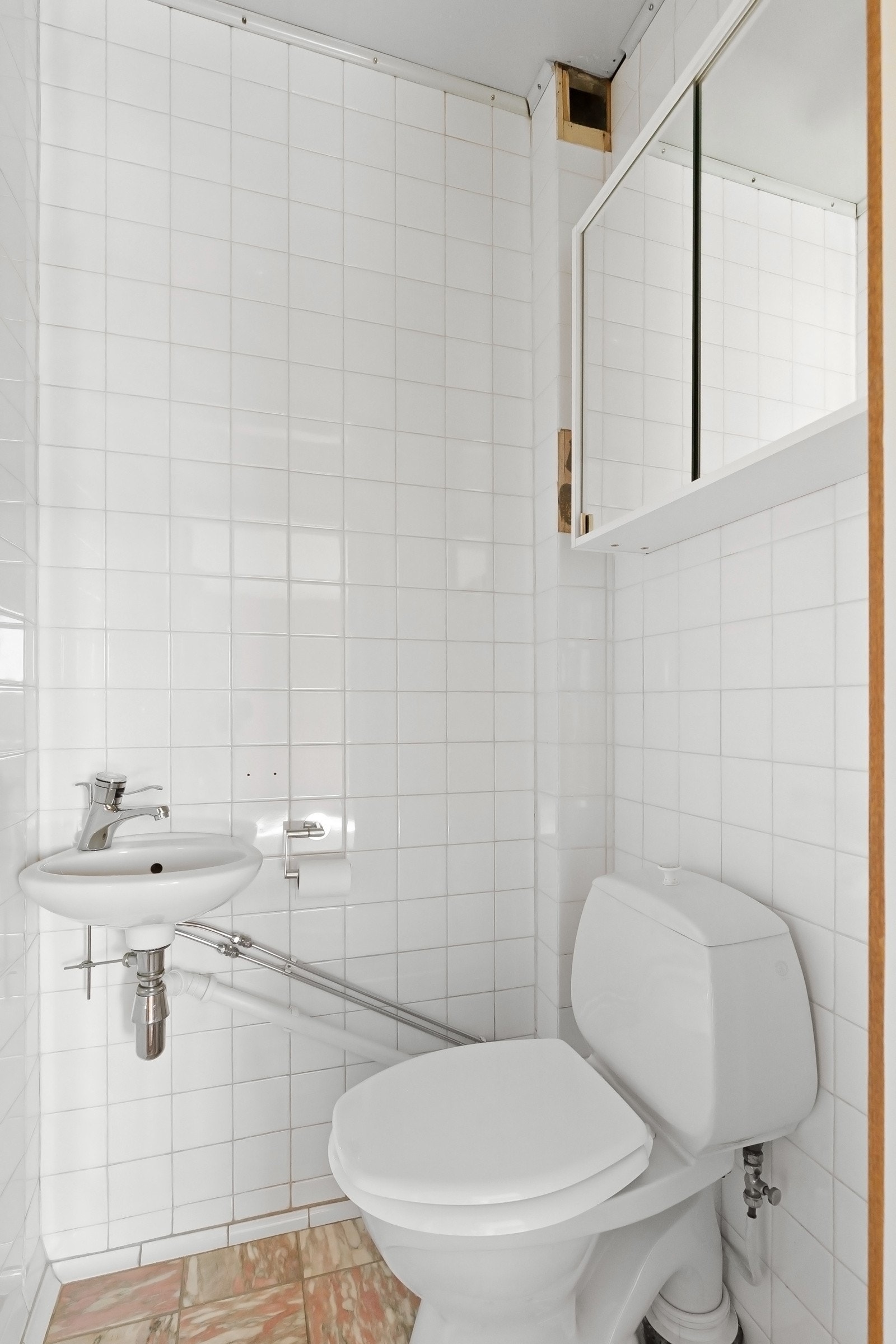 Separat toalettrom beliggende vegg-i-vegg med baderommet. Galleribilde