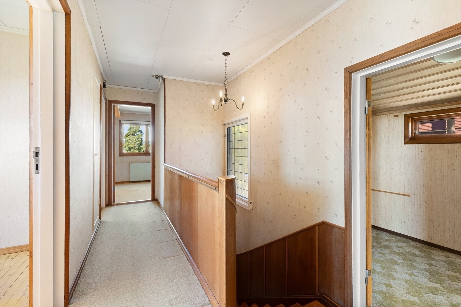 Boligen innehar i dag 5 soverom, hvorav fire er beliggende i boligens 2. etasje. Galleribilde