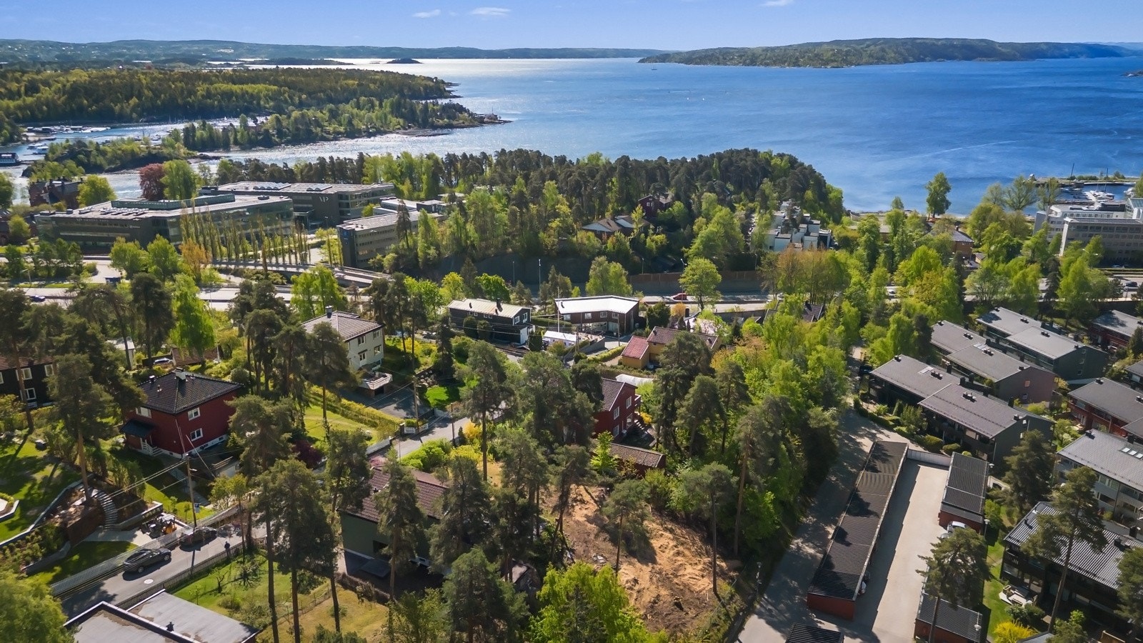 Det er nylig gjennomført rydding av vegetasjon på eiendommen og nabotomten - Arbeidet er utført av profesjonell trefeller. Galleribilde