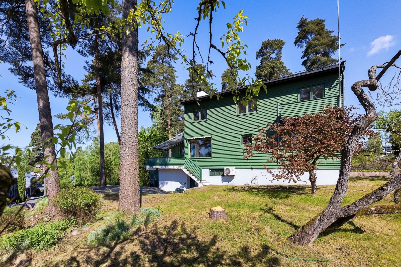 Attraktiv og sentral beliggenhet i et veletablert og meget barnevennlig boligområde på Bestum. Galleribilde