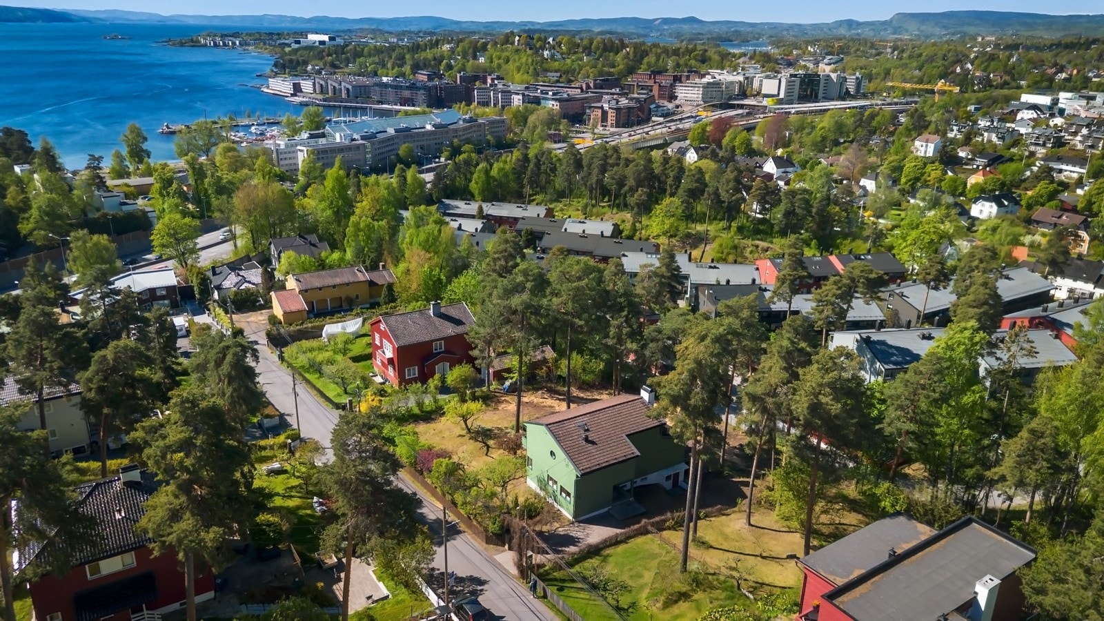 Området er veletablert og barnevennlig, med kort vei til barnehage, skoler, servicetilbud, offentlig kommunikasjon, Sollerudstranda og Vækerø Park. Galleribilde