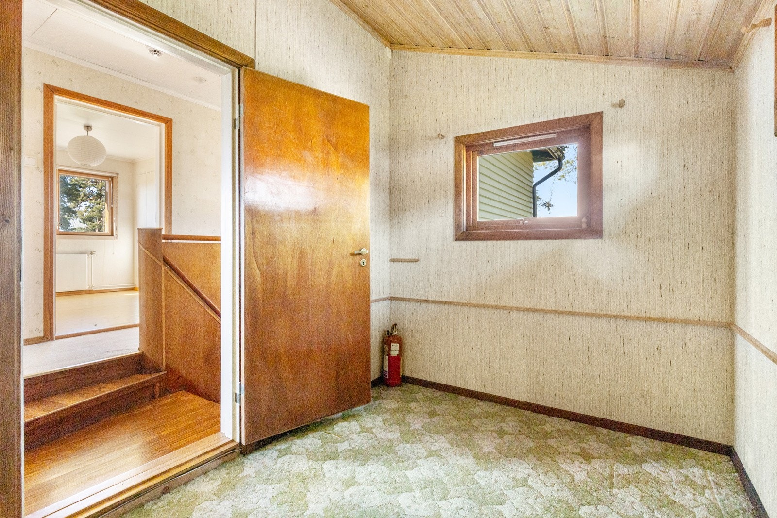 Kontor med adkomst fra trappeløp - Vindusflater mot vest og nord og godt med lagringsplass i stor bod i bakkant. Galleribilde