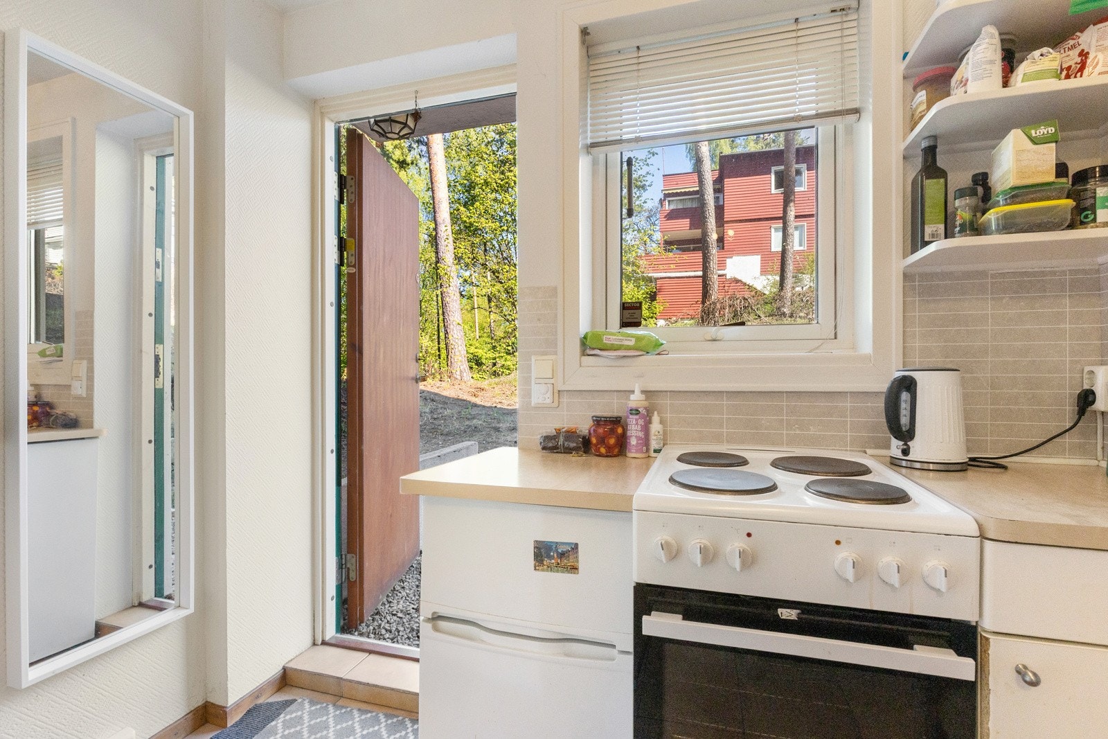 Separat "hybel" er ikke søkt og godkjent. Rommet er opprinnelig byggemeldt som garasje. Galleribilde