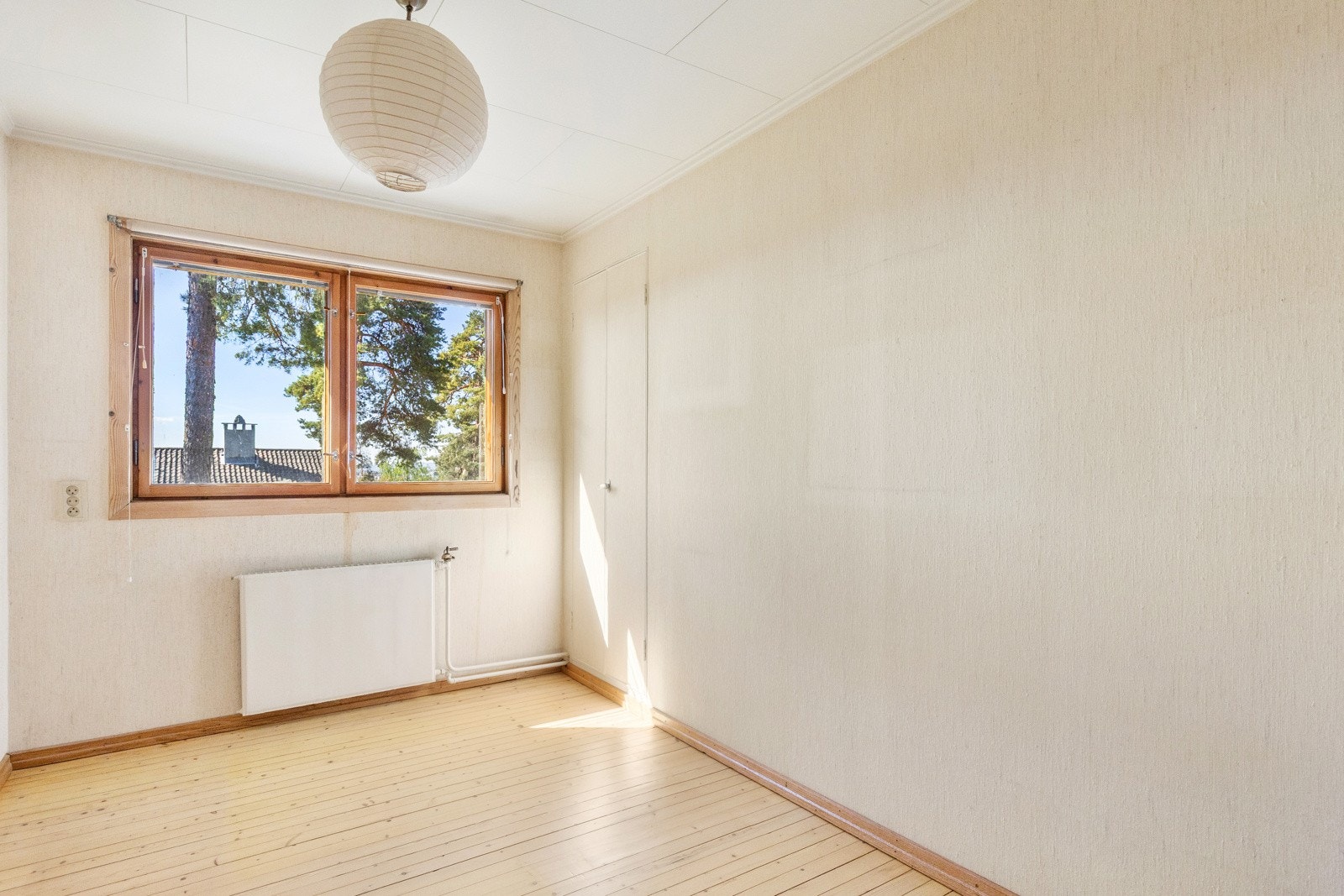 Soverom nr. 2 er beliggende vegg-i-vegg med hovedsoverommet - Vindusflate mot syd. Galleribilde