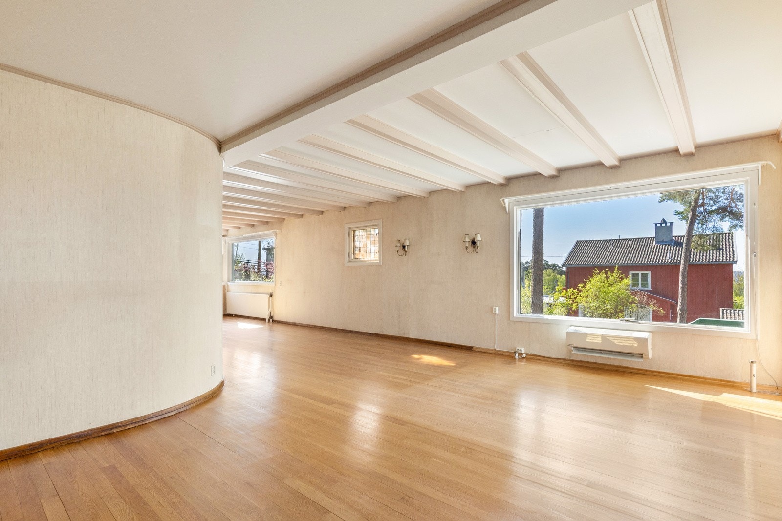 Takhøyde i stue målt til ca. 2,47 meter og er utstyrt med parkett - Nydelige lysforhold. Galleribilde