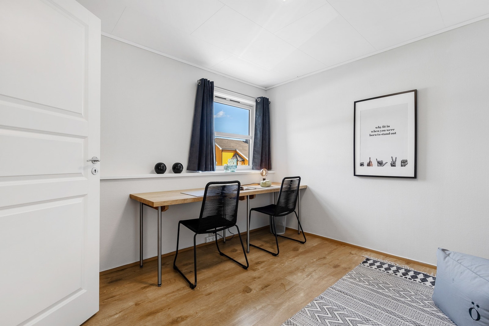 Her har du plass til dobbeltseng, skrivebord og garderobeskap. Galleribilde