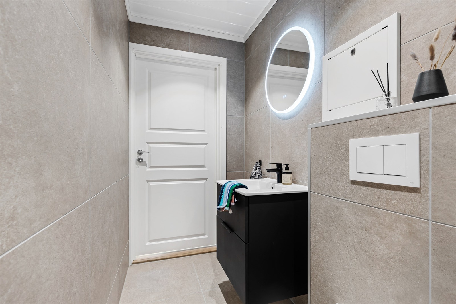 Flislagt gulv og vegger. Det er gulvvarmet på badet. Galleribilde