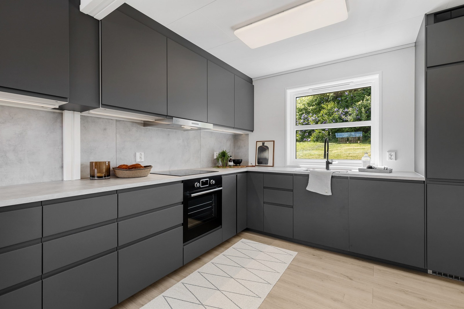 Rikelig med skap og benkeplass. Benkeplater er av laminat. Galleribilde